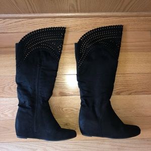 Knee-length black wedged boot